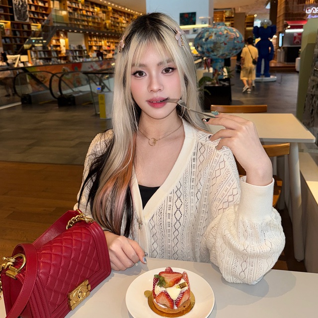 Nhan sắc của hot girl rơi lệ vì gian lận của đồng đội Liên Quân Mobile nữ Thái Lan- Ảnh 3. Nhan sắc của hot girl rơi lệ vì gian lận của đồng đội Liên Quân Mobile nữ Thái Lan- Ảnh 3.