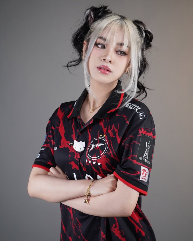 Nhan sắc của hot girl rơi lệ vì gian lận của đồng đội Liên Quân Mobile nữ Thái Lan- Ảnh 5. Nhan sắc của hot girl rơi lệ vì gian lận của đồng đội Liên Quân Mobile nữ Thái Lan- Ảnh 5.