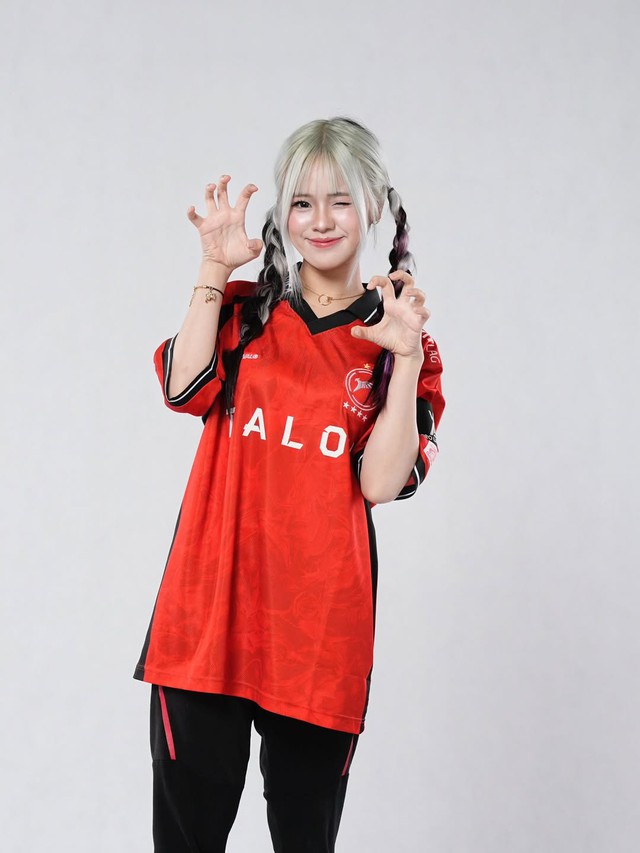 Nhan sắc của hot girl rơi lệ vì gian lận của đồng đội Liên Quân Mobile nữ Thái Lan- Ảnh 6. Nhan sắc của hot girl rơi lệ vì gian lận của đồng đội Liên Quân Mobile nữ Thái Lan- Ảnh 6.