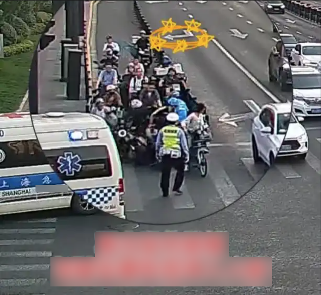 Nam shipper bất ngờ lên cơn động kinh khi đang đi giao đồ ăn, hiện trường khiến người đi đường hốt hoảng- Ảnh 3. Nam shipper bất ngờ lên cơn động kinh khi đang đi giao đồ ăn, hiện trường khiến người đi đường hốt hoảng- Ảnh 3.