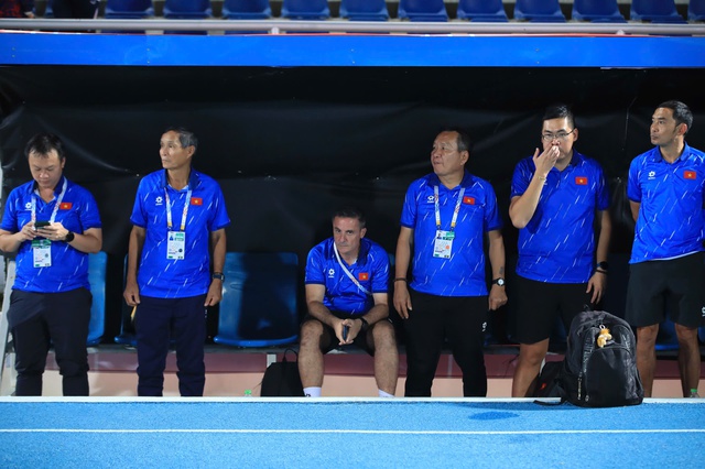 Thương lắm những đôi mắt đượm buồn của đội tuyển nữ Việt Nam!- Ảnh 10. Thương lắm những đôi mắt đượm buồn của đội tuyển nữ Việt Nam!- Ảnh 10.