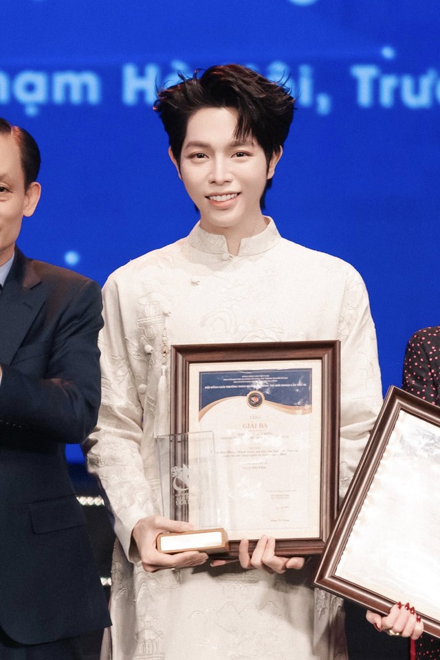 Nam ca sĩ được Thủ tướng Phạm Minh Chính bắt tay chúc mừng, một chi tiết gây sốt- Ảnh 2. Nam ca sĩ được Thủ tướng Phạm Minh Chính bắt tay chúc mừng, một chi tiết gây sốt- Ảnh 2.