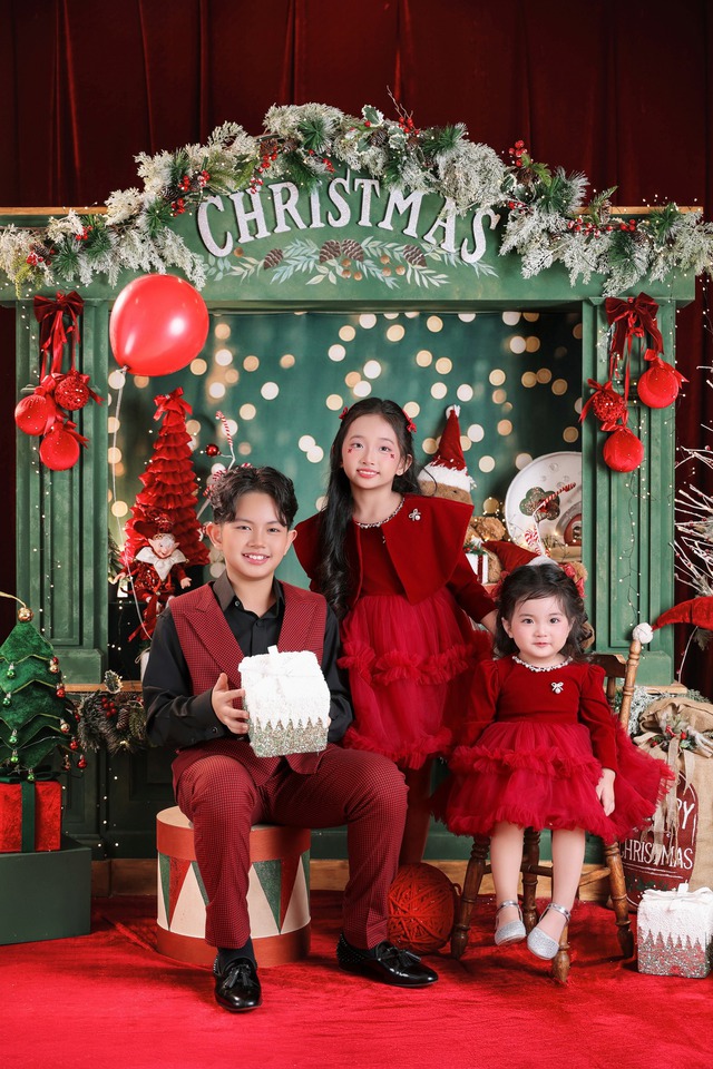 Mê mẩn 3 thiên thần nhà Khánh Thi-Phan Hiển: Cậu cả điển trai, cô hai sang chảnh, út cưng Lisa xinh yêu như búp bê!- Ảnh 3.