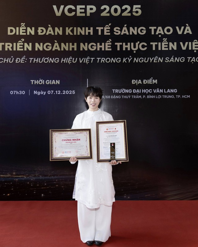 Nam ca sĩ được Thủ tướng Phạm Minh Chính bắt tay chúc mừng, một chi tiết gây sốt- Ảnh 3. Nam ca sĩ được Thủ tướng Phạm Minh Chính bắt tay chúc mừng, một chi tiết gây sốt- Ảnh 3.