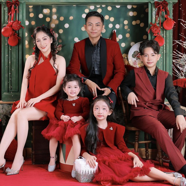 Mê mẩn 3 thiên thần nhà Khánh Thi-Phan Hiển: Cậu cả điển trai, cô hai sang chảnh, út cưng Lisa xinh yêu như búp bê!- Ảnh 1.