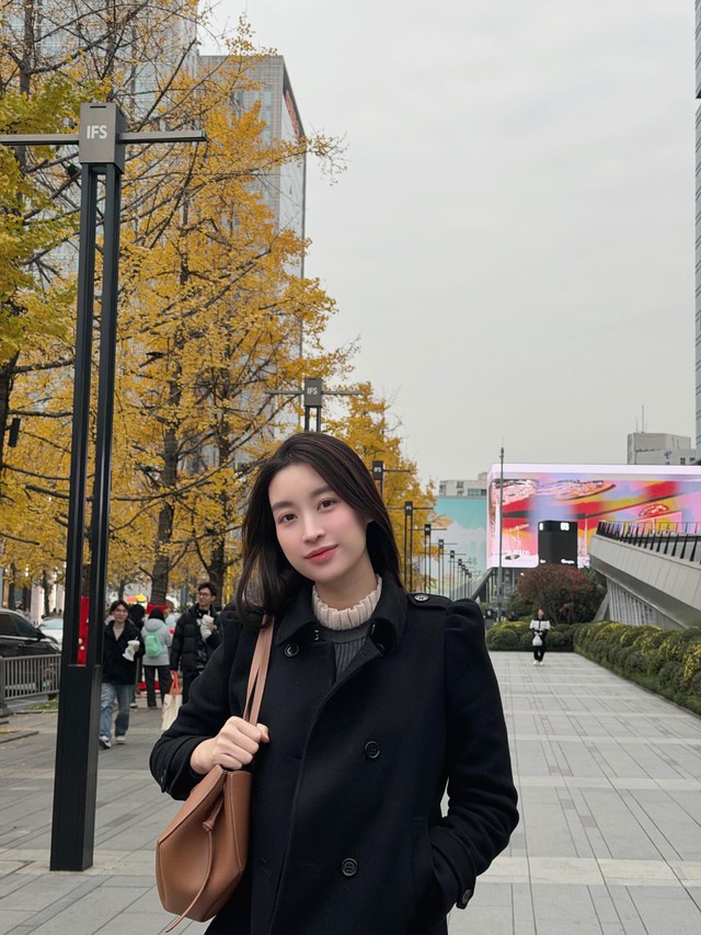 Đỗ Mỹ Linh khoe visual xinh đẹp giữa tin đồn mang thai lần 2, chồng Chủ tịch nói 1 câu đủ thấy cực yêu vợ- Ảnh 1.