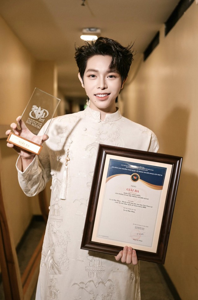 Nam ca sĩ được Thủ tướng Phạm Minh Chính bắt tay chúc mừng, một chi tiết gây sốt- Ảnh 4. Nam ca sĩ được Thủ tướng Phạm Minh Chính bắt tay chúc mừng, một chi tiết gây sốt- Ảnh 4.