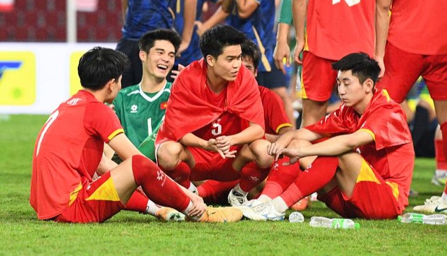 Đáng yêu vô đối: Thủ môn 1m91, visual cực phẩm của U22 Việt Nam hồn nhiên khoe HCV SEA Games "nặng lắm"- Ảnh 6. Đáng yêu vô đối: Thủ môn 1m91, visual cực phẩm của U22 Việt Nam hồn nhiên khoe HCV SEA Games "nặng lắm"- Ảnh 6.