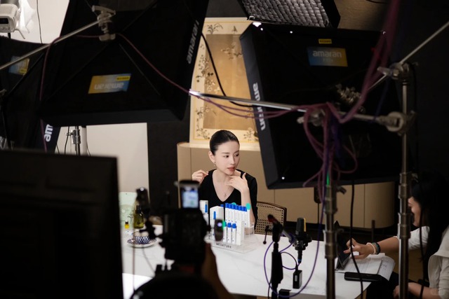 Giữa "bão" livestream ồn ào, vì sao Đổng Khiết chỉ cần ngồi im thủ thỉ cũng bán được trăm tỷ?- Ảnh 2.