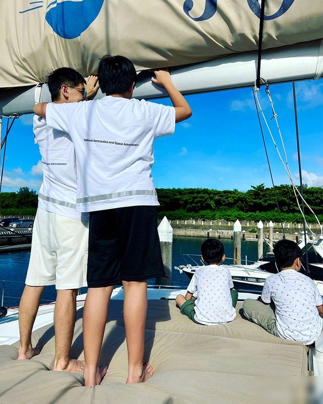 Sao nữ kém sắc bị netizen công kích dữ dội hơn 10 năm vì cưới nam thần đẹp nhất showbiz- Ảnh 3. Sao nữ kém sắc bị netizen công kích dữ dội hơn 10 năm vì cưới nam thần đẹp nhất showbiz- Ảnh 3.