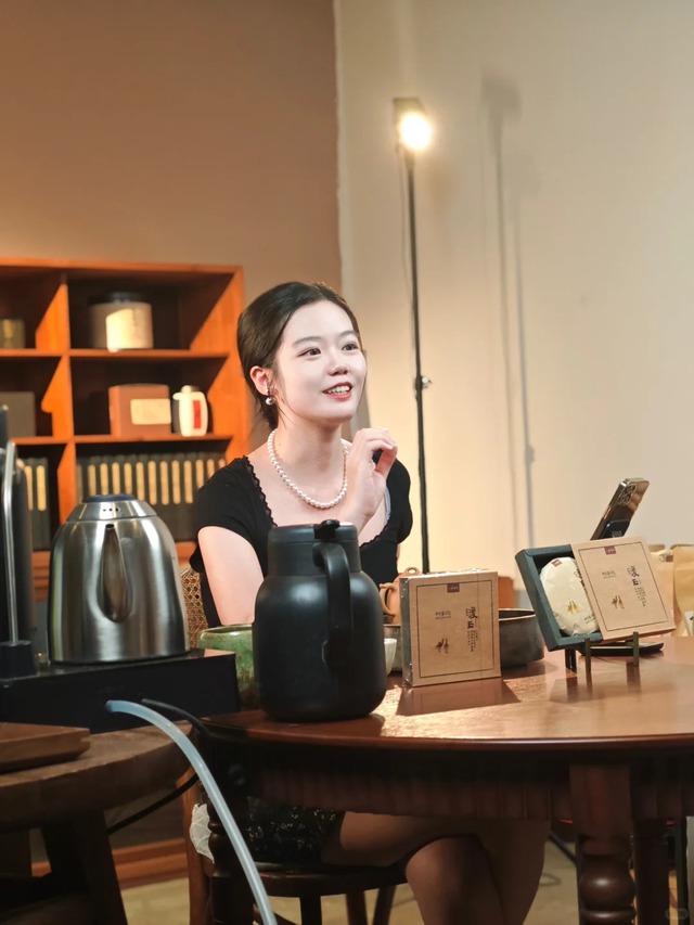 Bỏ việc văn phòng làm "chiến thần chốt đơn": Sau 1 năm bán trà, thấm thía cái giá của "nghề hái ra tiền"- Ảnh 1. Bỏ việc văn phòng làm "chiến thần chốt đơn": Sau 1 năm bán trà, thấm thía cái giá của "nghề hái ra tiền"- Ảnh 1.