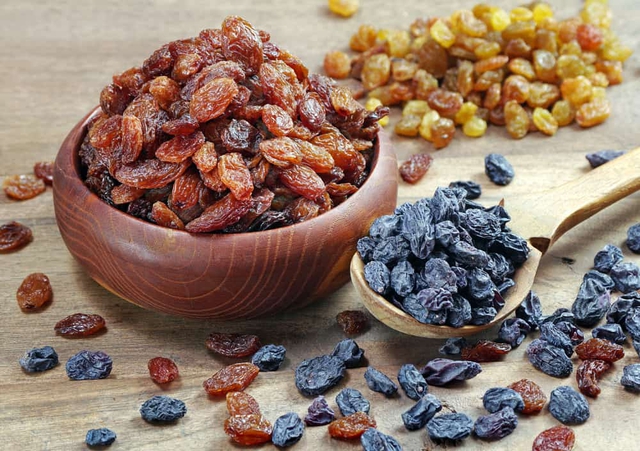 Ăn một &iacute;t nho kh&ocirc; trước khi ngủ, sau nửa th&aacute;ng bạn sẽ nhận 4 lợi &iacute;ch tuyệt vời, biết c&agrave;ng sớm c&agrave;ng tốt- Ảnh 2.