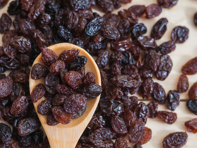 Ăn một &iacute;t nho kh&ocirc; trước khi ngủ, sau nửa th&aacute;ng bạn sẽ nhận 4 lợi &iacute;ch tuyệt vời, biết c&agrave;ng sớm c&agrave;ng tốt- Ảnh 1.