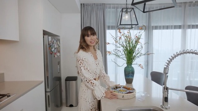 Sao nữ Vbiz lấy chồng Tây kém tuổi, hôn nhân viên mãn như cổ tích, sống đời nữ hoàng trong căn hộ 14 tỷ- Ảnh 12. Sao nữ Vbiz lấy chồng Tây kém tuổi, hôn nhân viên mãn như cổ tích, sống đời nữ hoàng trong căn hộ 14 tỷ- Ảnh 12.