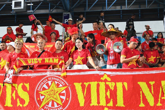 Vé "chợ đen" trận chung kết SEA Games Việt Nam vs Thái Lan tăng chóng mặt, cẩn thận kẻo bị lừa- Ảnh 1. Vé "chợ đen" trận chung kết SEA Games Việt Nam vs Thái Lan tăng chóng mặt, cẩn thận kẻo bị lừa- Ảnh 1.