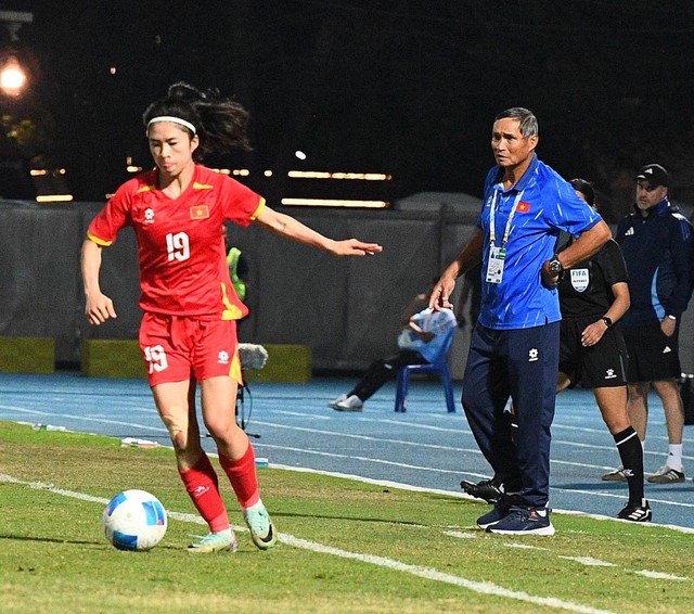 Chạnh lòng khoảnh khắc HLV Mai Đức Chung ho khan, mệt mỏi ở cabin ban huấn luyện- Ảnh 9. Chạnh lòng khoảnh khắc HLV Mai Đức Chung ho khan, mệt mỏi ở cabin ban huấn luyện- Ảnh 9.