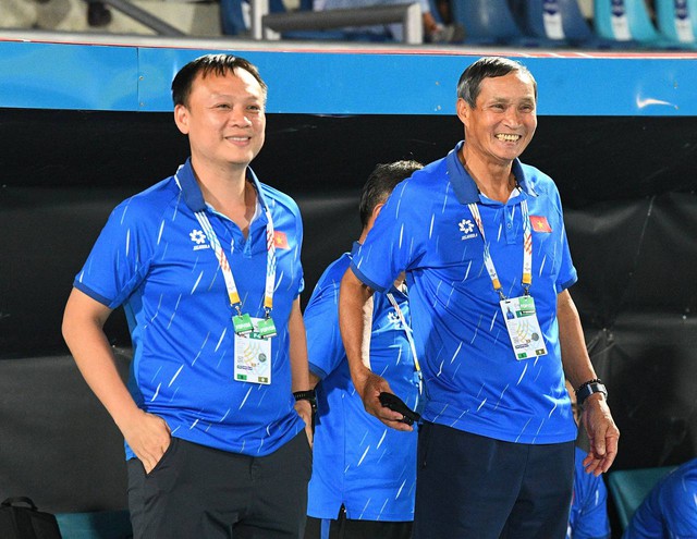 Chạnh lòng khoảnh khắc HLV Mai Đức Chung ho khan, mệt mỏi ở cabin ban huấn luyện- Ảnh 2. Chạnh lòng khoảnh khắc HLV Mai Đức Chung ho khan, mệt mỏi ở cabin ban huấn luyện- Ảnh 2.