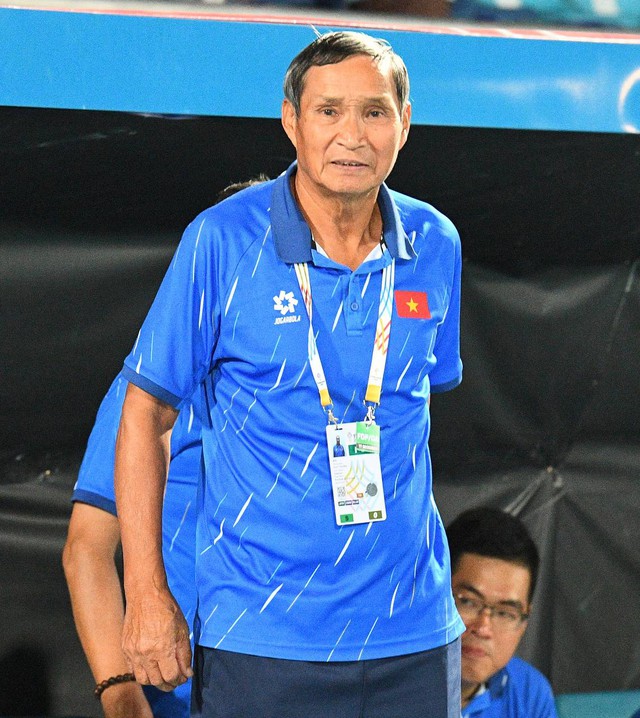 Chạnh lòng khoảnh khắc HLV Mai Đức Chung ho khan, mệt mỏi ở cabin ban huấn luyện- Ảnh 21. Chạnh lòng khoảnh khắc HLV Mai Đức Chung ho khan, mệt mỏi ở cabin ban huấn luyện- Ảnh 21.