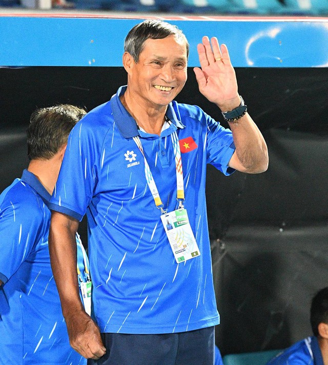 Chạnh lòng khoảnh khắc HLV Mai Đức Chung ho khan, mệt mỏi ở cabin ban huấn luyện- Ảnh 1. Chạnh lòng khoảnh khắc HLV Mai Đức Chung ho khan, mệt mỏi ở cabin ban huấn luyện- Ảnh 1.