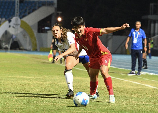 Chạnh lòng khoảnh khắc HLV Mai Đức Chung ho khan, mệt mỏi ở cabin ban huấn luyện- Ảnh 10. Chạnh lòng khoảnh khắc HLV Mai Đức Chung ho khan, mệt mỏi ở cabin ban huấn luyện- Ảnh 10.