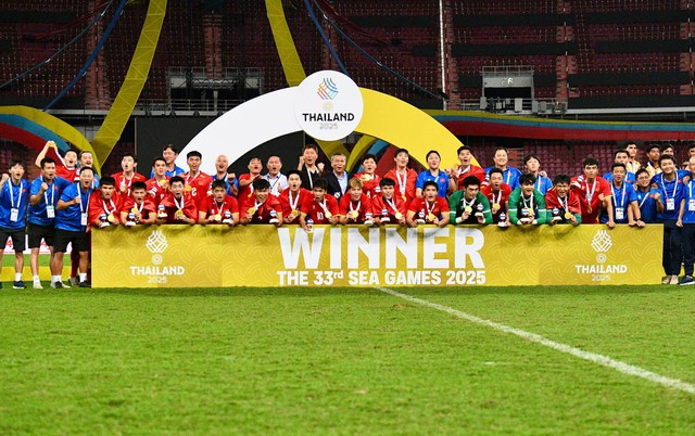 Độc lạ U22 Việt Nam: "Rồng rắn" như thiếu nhi lên bục vô địch, cầm HCV "chọi" vào đầu "test" hàng thật hay "fake"- Ảnh 14.