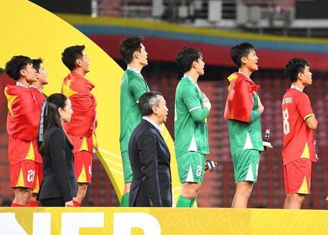 Độc lạ U22 Việt Nam: "Rồng rắn" như thiếu nhi lên bục vô địch, cầm HCV "chọi" vào đầu "test" hàng thật hay "fake"- Ảnh 13.