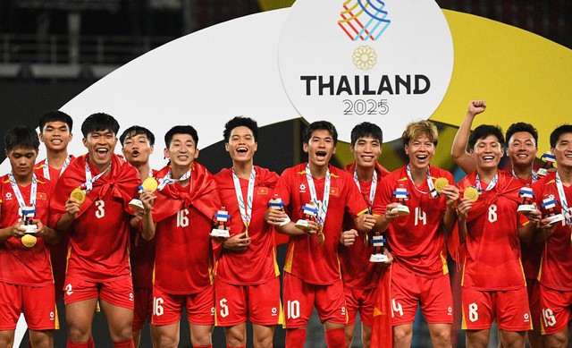 Độc lạ U22 Việt Nam: "Rồng rắn" như thiếu nhi lên bục vô địch, cầm HCV "chọi" vào đầu "test" hàng thật hay "fake"- Ảnh 11.