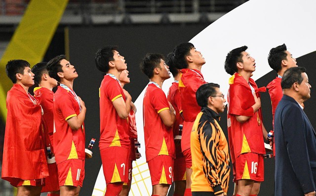 Độc lạ U22 Việt Nam: "Rồng rắn" như thiếu nhi lên bục vô địch, cầm HCV "chọi" vào đầu "test" hàng thật hay "fake"- Ảnh 12.