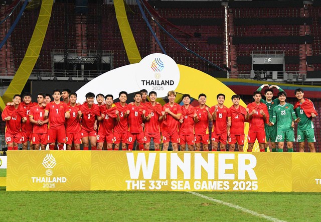 Độc lạ U22 Việt Nam: "Rồng rắn" như thiếu nhi lên bục vô địch, cầm HCV "chọi" vào đầu "test" hàng thật hay "fake"- Ảnh 10.