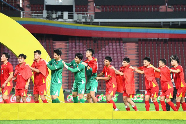 Độc lạ U22 Việt Nam: "Rồng rắn" như thiếu nhi lên bục vô địch, cầm HCV "chọi" vào đầu "test" hàng thật hay "fake"- Ảnh 1.