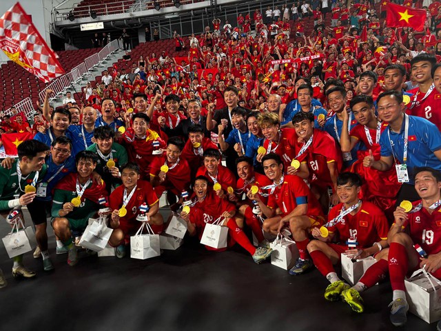 Độc lạ U22 Việt Nam: "Rồng rắn" như thiếu nhi lên bục vô địch, cầm HCV "chọi" vào đầu "test" hàng thật hay "fake"- Ảnh 25.