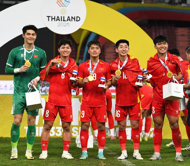 Độc lạ U22 Việt Nam: "Rồng rắn" như thiếu nhi lên bục vô địch, cầm HCV "chọi" vào đầu "test" hàng thật hay "fake"- Ảnh 24.