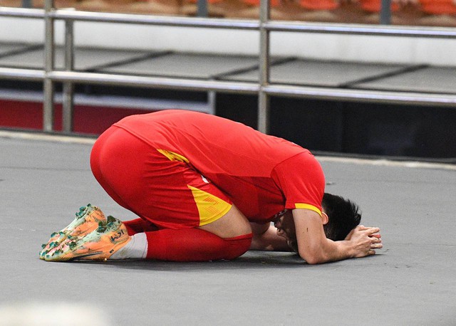 Phỏng vấn nóng ngôi sao sáng nhất U22 Việt Nam - Đình Bắc: "Vô địch trên đất Thái sướng không gì bằng!"- Ảnh 21.