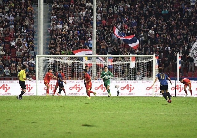 Đáng yêu vô đối: Thủ môn 1m91, visual cực phẩm của U22 Việt Nam hồn nhiên khoe HCV SEA Games "nặng lắm"- Ảnh 5. Đáng yêu vô đối: Thủ môn 1m91, visual cực phẩm của U22 Việt Nam hồn nhiên khoe HCV SEA Games "nặng lắm"- Ảnh 5.