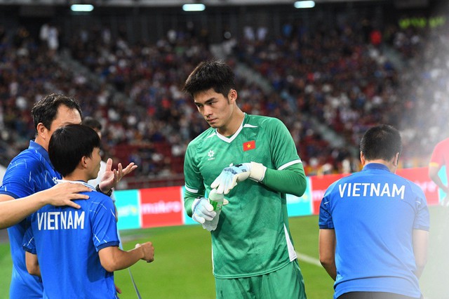 Đáng yêu vô đối: Thủ môn 1m91, visual cực phẩm của U22 Việt Nam hồn nhiên khoe HCV SEA Games "nặng lắm"- Ảnh 4. Đáng yêu vô đối: Thủ môn 1m91, visual cực phẩm của U22 Việt Nam hồn nhiên khoe HCV SEA Games "nặng lắm"- Ảnh 4.