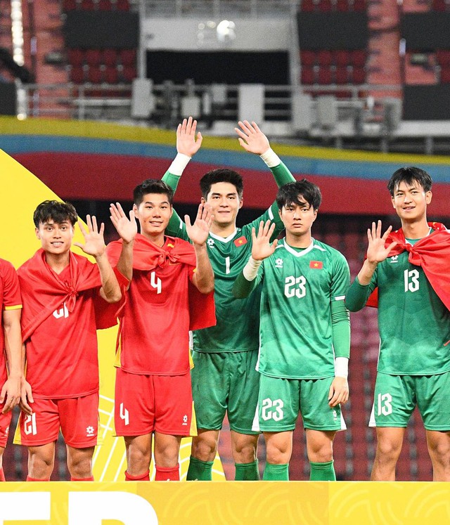 Đáng yêu vô đối: Thủ môn 1m91, visual cực phẩm của U22 Việt Nam hồn nhiên khoe HCV SEA Games "nặng lắm"- Ảnh 7. Đáng yêu vô đối: Thủ môn 1m91, visual cực phẩm của U22 Việt Nam hồn nhiên khoe HCV SEA Games "nặng lắm"- Ảnh 7.