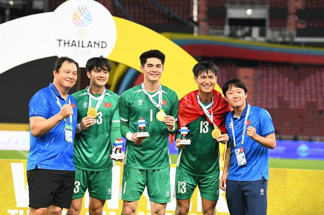Đáng yêu vô đối: Thủ môn 1m91, visual cực phẩm của U22 Việt Nam hồn nhiên khoe HCV SEA Games "nặng lắm"- Ảnh 9. Đáng yêu vô đối: Thủ môn 1m91, visual cực phẩm của U22 Việt Nam hồn nhiên khoe HCV SEA Games "nặng lắm"- Ảnh 9.