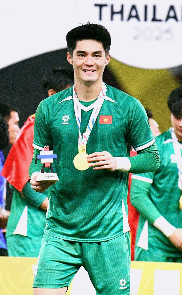 Đáng yêu vô đối: Thủ môn 1m91, visual cực phẩm của U22 Việt Nam hồn nhiên khoe HCV SEA Games "nặng lắm"- Ảnh 2. Đáng yêu vô đối: Thủ môn 1m91, visual cực phẩm của U22 Việt Nam hồn nhiên khoe HCV SEA Games "nặng lắm"- Ảnh 2.
