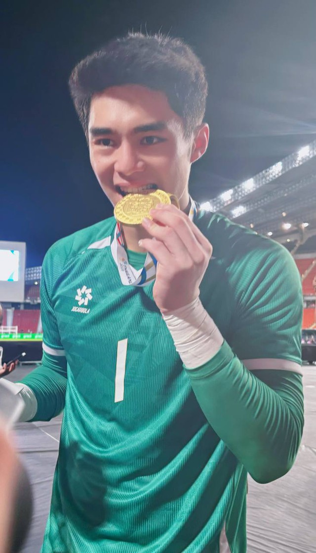 Đáng yêu vô đối: Thủ môn 1m91, visual cực phẩm của U22 Việt Nam hồn nhiên khoe HCV SEA Games "nặng lắm"- Ảnh 1. Đáng yêu vô đối: Thủ môn 1m91, visual cực phẩm của U22 Việt Nam hồn nhiên khoe HCV SEA Games "nặng lắm"- Ảnh 1.