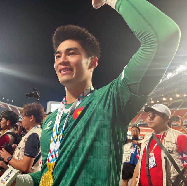 Đáng yêu vô đối: Thủ môn 1m91, visual cực phẩm của U22 Việt Nam hồn nhiên khoe HCV SEA Games "nặng lắm"- Ảnh 3. Đáng yêu vô đối: Thủ môn 1m91, visual cực phẩm của U22 Việt Nam hồn nhiên khoe HCV SEA Games "nặng lắm"- Ảnh 3.