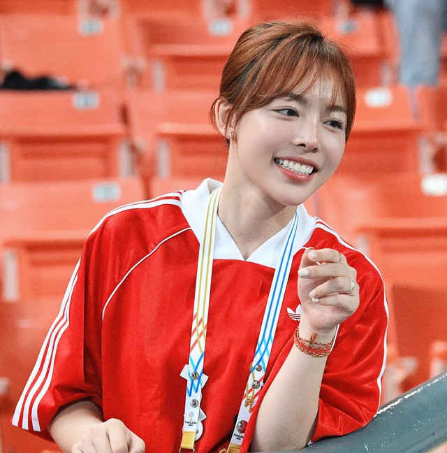 "Sốc visual" nữ xạ thủ đẹp nhất SEA Games khi đến cổ vũ U22 Việt Nam, còn đặc biệt nhắc đến 1 cầu thủ- Ảnh 3.