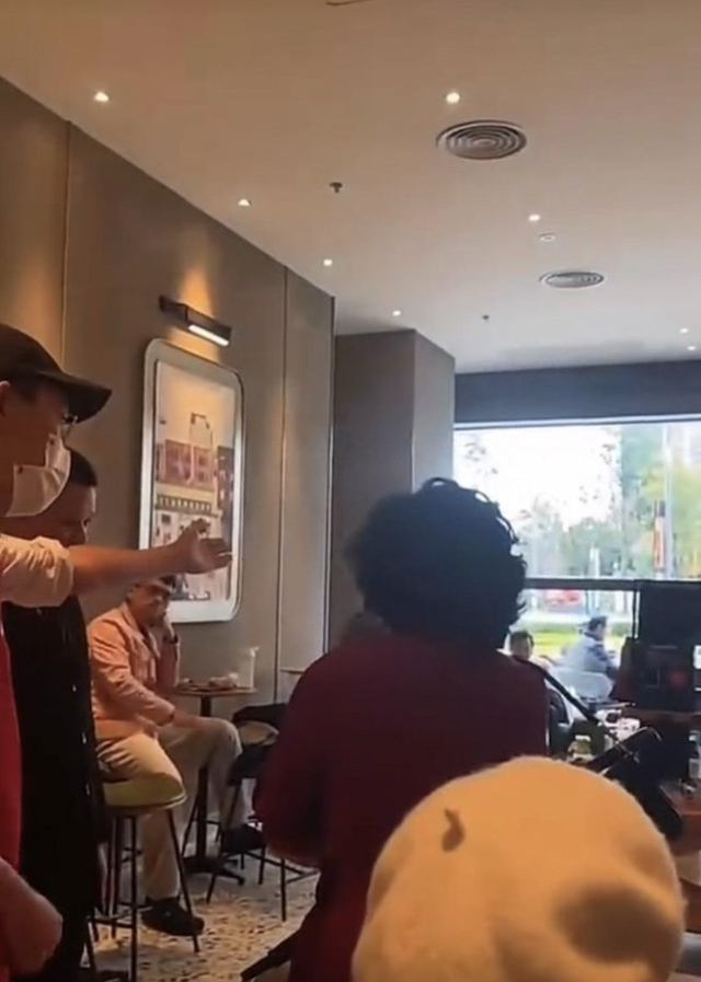 Shipper bị khách nữ đuổi khỏi Starbucks trong lúc đang chờ lấy đồ, lý do gây phẫn nộ- Ảnh 3. Shipper bị khách nữ đuổi khỏi Starbucks trong lúc đang chờ lấy đồ, lý do gây phẫn nộ- Ảnh 3.