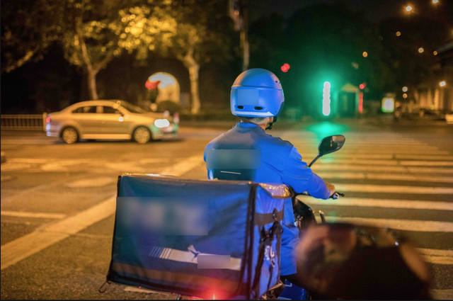 Shipper bị khách nữ đuổi khỏi Starbucks trong lúc đang chờ lấy đồ, lý do gây phẫn nộ- Ảnh 4. Shipper bị khách nữ đuổi khỏi Starbucks trong lúc đang chờ lấy đồ, lý do gây phẫn nộ- Ảnh 4.