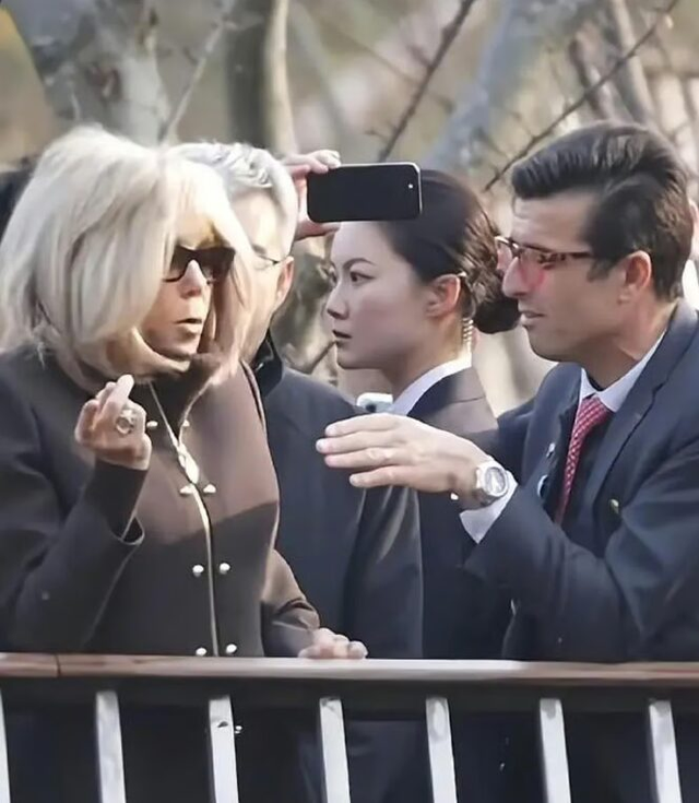 Nữ vệ sĩ xinh đẹp gây sốt với loạt khoảnh khắc hộ tống các phu nhân thế giới- Ảnh 1. Nữ vệ sĩ xinh đẹp gây sốt với loạt khoảnh khắc hộ tống các phu nhân thế giới- Ảnh 1.