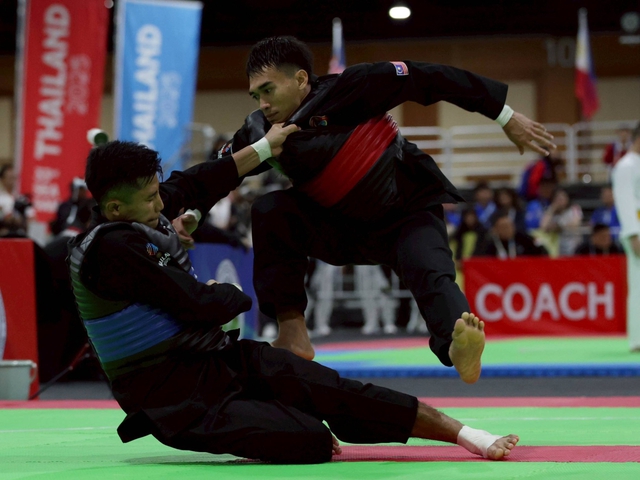 Võ sĩ Thái Lan bị tước HCV ngay trước thềm trao huy chương, cú "quay xe" gây ngỡ ngàng của trọng tài SEA Games- Ảnh 2. Võ sĩ Thái Lan bị tước HCV ngay trước thềm trao huy chương, cú "quay xe" gây ngỡ ngàng của trọng tài SEA Games- Ảnh 2.