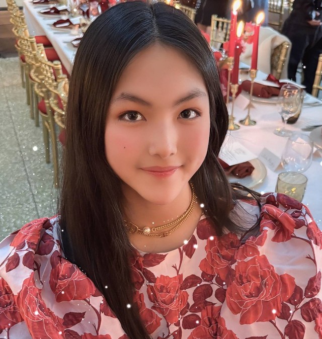 Cái nghiêng mình "đắt giá" của Hà Siêu Quỳnh trước con gái MC Lý Tương: Đẳng cấp của một "bà trùm" là đây!- Ảnh 5. Cái nghiêng mình "đắt giá" của Hà Siêu Quỳnh trước con gái MC Lý Tương: Đẳng cấp của một "bà trùm" là đây!- Ảnh 5.