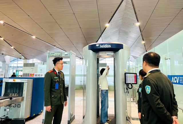 Cảnh báo khẩn cho ai còn để điện thoại lên khay soi an ninh sân bay- Ảnh 1. Cảnh báo khẩn cho ai còn để điện thoại lên khay soi an ninh sân bay- Ảnh 1.