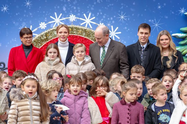 Công chúa nhỏ Monaco "cất" váy Dior tiền tỷ, cùng em trai song sinh diện quần jeans cực chất đại náo tiệc Giáng sinh- Ảnh 3. Công chúa nhỏ Monaco "cất" váy Dior tiền tỷ, cùng em trai song sinh diện quần jeans cực chất đại náo tiệc Giáng sinh- Ảnh 3.