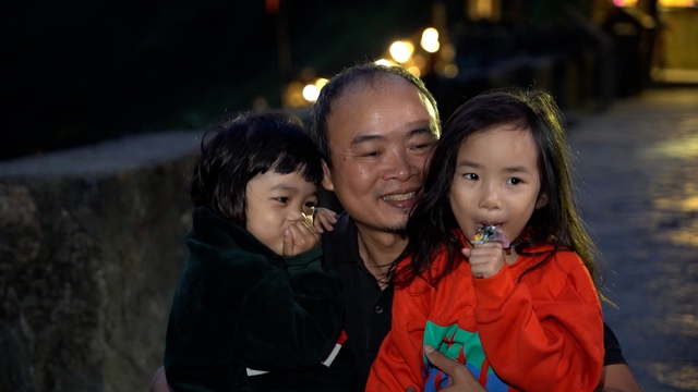 Đạo diễn show "Cha con vạn dặm" chia sẻ quan điểm thẳng: Đọc nhiều sách dạy con nhưng thấy không phù hợp với mình!- Ảnh 1. Đạo diễn show "Cha con vạn dặm" chia sẻ quan điểm thẳng: Đọc nhiều sách dạy con nhưng thấy không phù hợp với mình!- Ảnh 1.