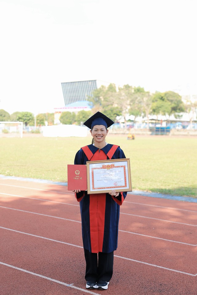 Ánh Viên cực xinh ngày nhận bằng Thạc sĩ, netizen không ngớt lời khen: "Bơi lội chị đỉnh chóp, nay càng ít ai sánh bằng!"- Ảnh 1. Ánh Viên cực xinh ngày nhận bằng Thạc sĩ, netizen không ngớt lời khen: "Bơi lội chị đỉnh chóp, nay càng ít ai sánh bằng!"- Ảnh 1.